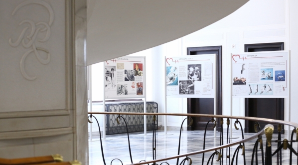  Wystawa  „Mistrz Religa. Człowiek, lekarz, polityk” w Senacie RP w marcu 2019 r. (Fot.  K. Czerwińska – Kancelaria Senatu)  