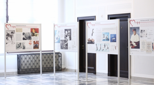  Wystawa  „Mistrz Religa. Człowiek, lekarz, polityk” w Senacie RP w marcu 2019 r. (Fot.  K. Czerwińska – Kancelaria Senatu)  