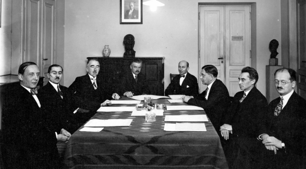  Jury pierwszej państwowej nagrody literackiej przyznanej przez ministra Wyznań Religijnych i Oświecenia Publicznego Ferdynandowi Goetelowi 15.12.1929 r.  