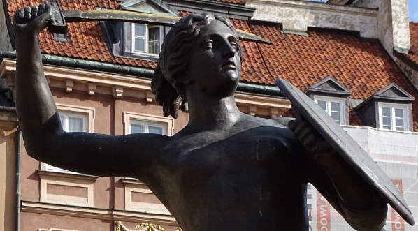  Fragment pomnika Syreny na Rynku Starego Miasta w Warszawie.  
