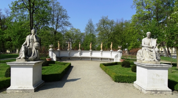  Pomniki Jana Kochanowskiego i Franciszka Karpińskiego przy wejściu do Gaju Akademosa w Parku Wilanowskim.  