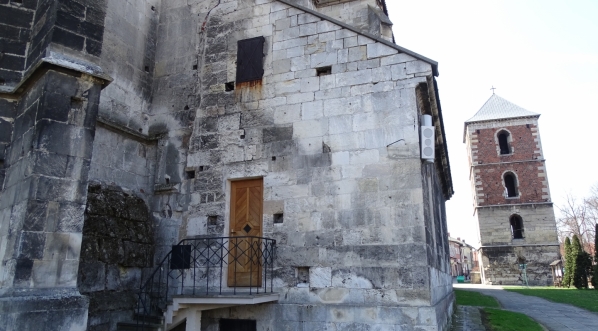  Boczne wejście do kolegiaty w Wiślicy z widoczną w tle dzwonnicą.  