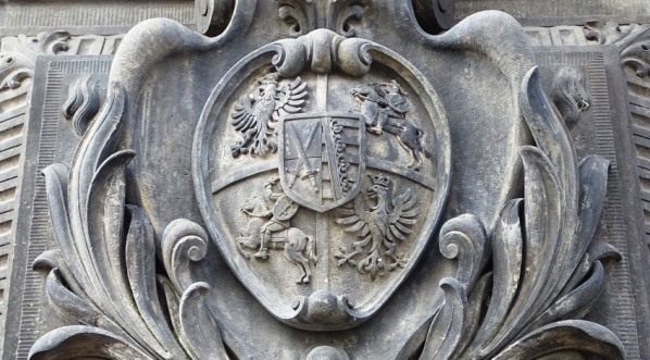  Herb Polski z okresu panowania Wettynów umieszczony na pomniku Augusta II Mocnego w Dreźnie.  