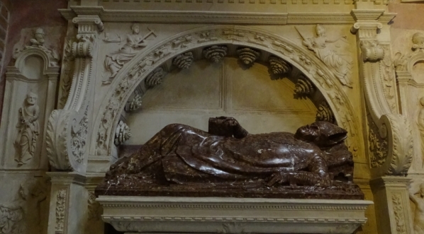  Grobowiec biskupa Benedykta Izdbieńskiego w katedrze poznańskiej.  