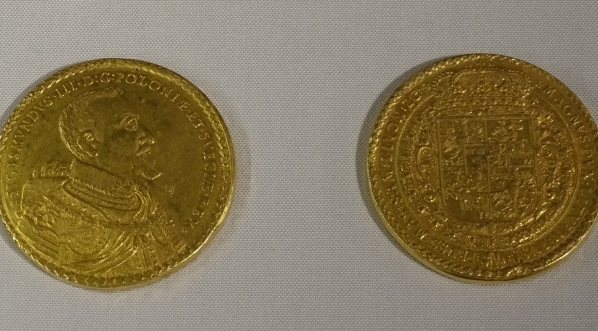  Złote okolicznościowe monety o nominale 100 dukatów króla Zygmunta III Wazy.  