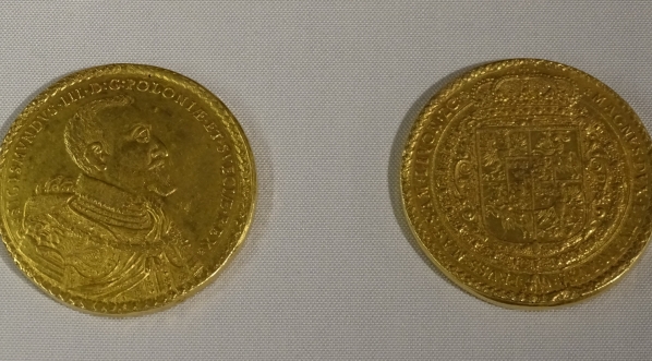  Złote okolicznościowe monety o nominale 100 dukatów króla Zygmunta III Wazy.  