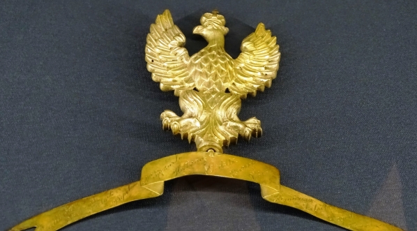  Głowica ze wstęgą chorągwi Legionu Polskiego na Węgrzech, którego dowódcą był gen. Józef Wysocki.  