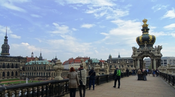  Widok na dziedziniec Zwingeru z widoczną po prawej stronie Bramą Koronną.  