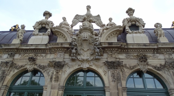  Polskie symbole na Zwingerze w Dreźnie.  