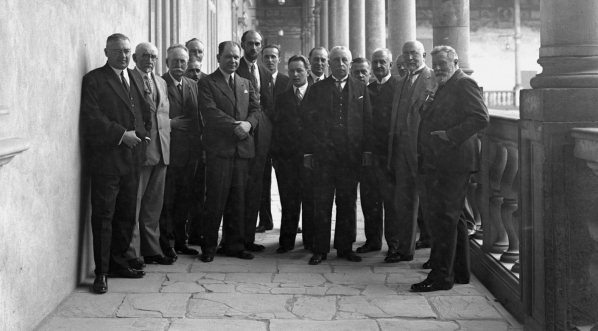  Członkowie Krajowego Komitetu Restauracji Zamku Królewskiego na Wawelu w lipcu 1930 r.  