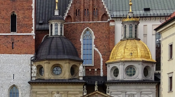  Katedra na Wawelu z widocznymi kaplicami Wazów i Jagiellonów.  