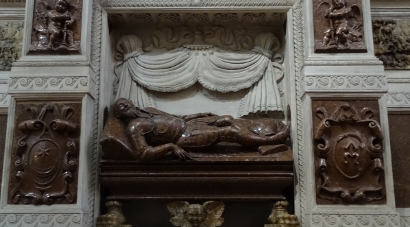  Nagrobek Jana Krzysztofa Tarnowskiego w dolnej części pomnika Tarnowskich w katedrze w Tarnowie.  