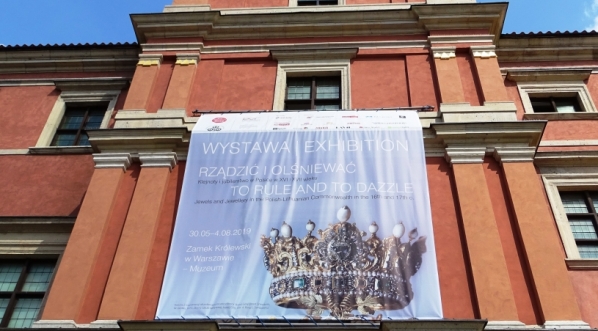  Baner wystawy "Rządzić i olśniewać. Klejnoty i jubilerstwo w Polsce w XVI i XVII wieku" na Zamku Królewskim w Warszawie.  