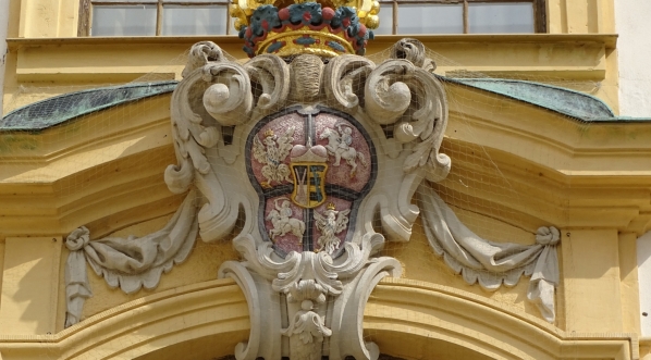  Kartusz z herbem Rzeczypospolitej powyżej głównego wejścia do pałacu Moritzburgu w Saksonii.  