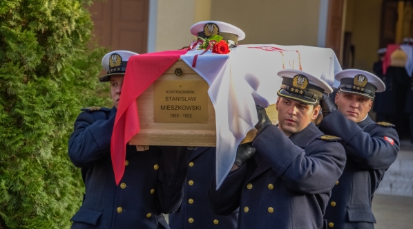  Trumna kontradmirała Stanisława Mieszkowskiego podczas uroczystości na Helu, 15 grudnia 2017, przed uroczystym pogrzebem Trzech Komandorów w Kwaterze Pamięci Cmentarza Marynarki Wojennej w Gdyni-Oksywiu następnego dnia.  