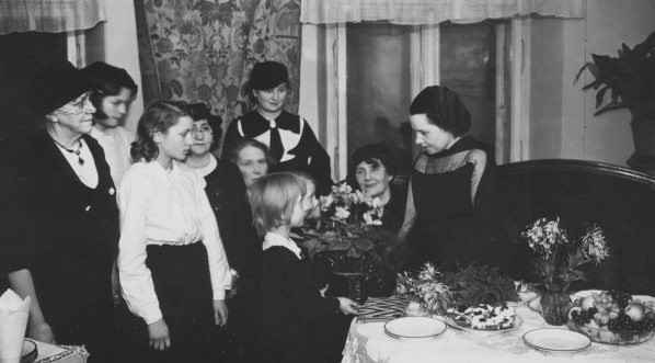  Dzieci wręczają kwiaty pisarce Poli Gojawiczyńskiej.  