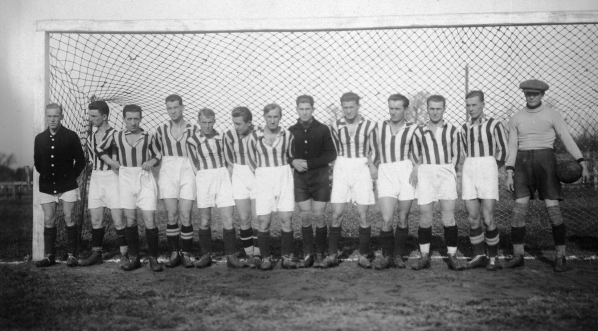  Zawodnicy Cracovii przed meczem z Pogonią Lwów we Lwowie 31.10.1926 r.  