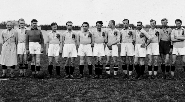  Drużyna Krakowa przed meczem piłki nożnej z  Warszawą w Krakowie w maju 1932 r.  