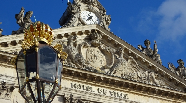  Królewski herb Stanisława Leszczyńskiego z orłami na ratuszu w Nancy.  