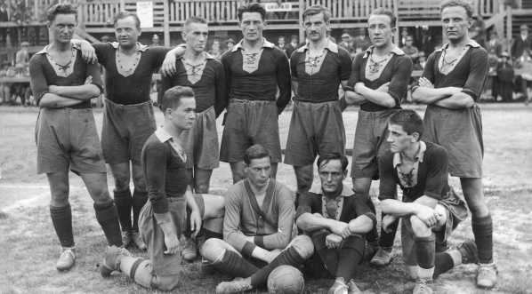  Drużyna piłkarska klubu sportowego Pogoń Lwów.  