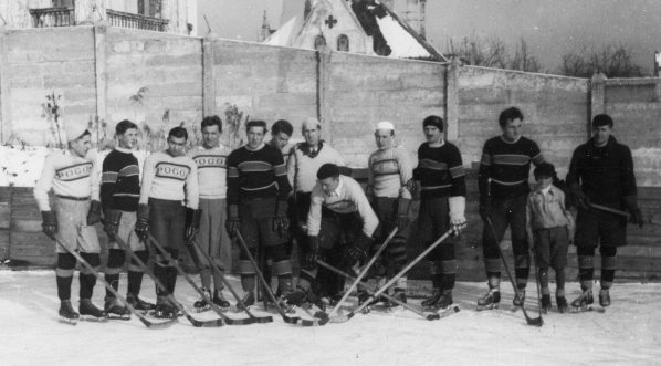  Drużyna hokejowa Lwowskiego Klubu Sportowego "Pogoń" w 1933 r.  