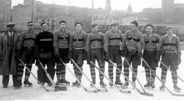 Reprezentacja hokejowa Lwowa na mecz na lodzie Kraków - Lwów w Krakowie w styczniu 1932 r.  