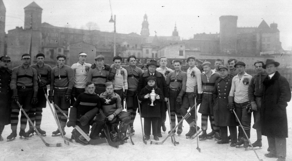  Mecz hokeja na lodzie Kraków - Lwów w Krakowie w styczniu 1932 r.  