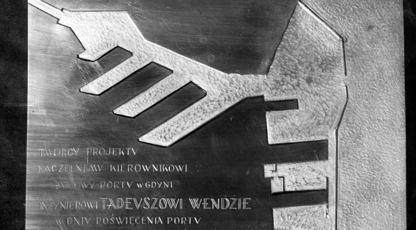  Pamiątkowa plakietka wręczona budowniczemu portu w Gdyni inż. Tadeuszowi Wendzie z okazji poświęcenia stoczni.  