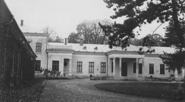  Pałac hrabiego Badeniego w Radziechowie - widok od strony dziedzińca.  