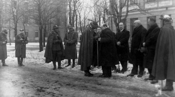  Wręczenie Kazimierzowi Przerwie Tetmajerowi honorowej odznaki 1. pułku strzelców podhalańskich w Nowym Sączu, marzec 1932 r.  