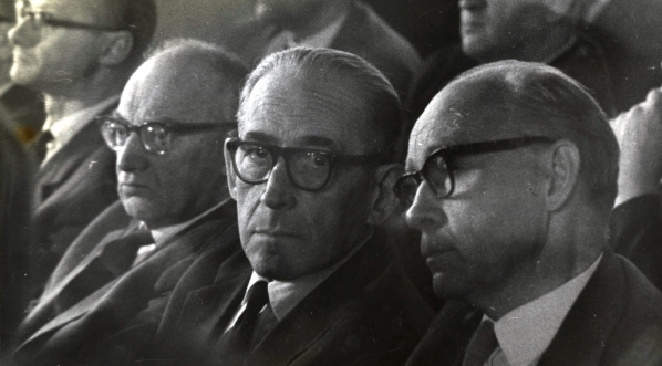  Jan Brzechwa i Tadeusz Żeromski na obradach.  