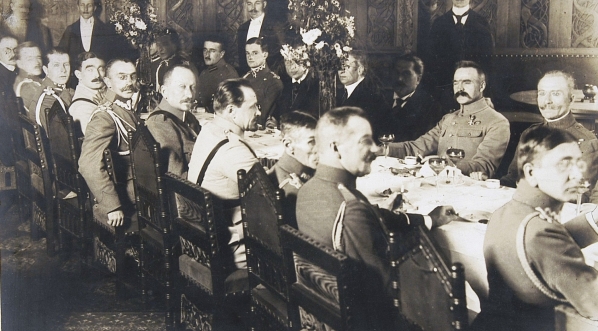  Józef Piłsudski i oficerowie Wojska Polskiego podczas wizyty w Poznaniu, 26.10.1919 r.  