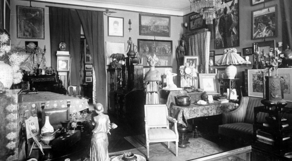  Zbiory Feliksa Jasieńskiego w prywatnym mieszkaniu ofiarodawcy w Krakowie we wrześniu 1926 r.  