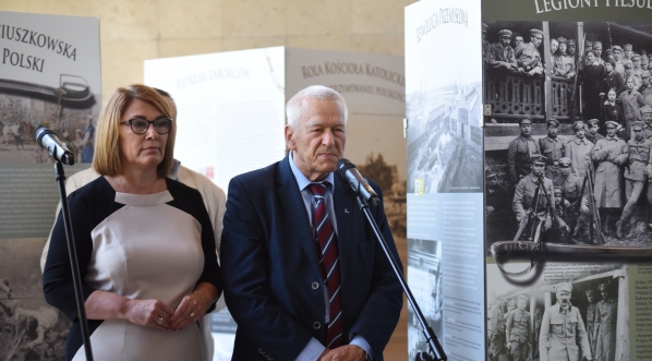  Wicemarszałek Sejmu Beata Mazurek i marszałek senior Kornel Morawiecki na otwarciu wystawy „Pomiędzy Rosją a Niemcami” 12.09.2018 r.  