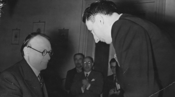  Prezes PEN Clubu Jan Parandowski (z lewej) wręcza nagrodę Fabijonasowi Neveraviciusowi 15.06.1939 r.  