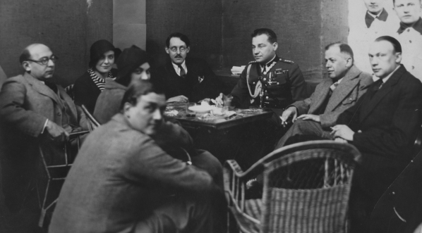  Grupa literatów w kawiarni w 1933 r.  