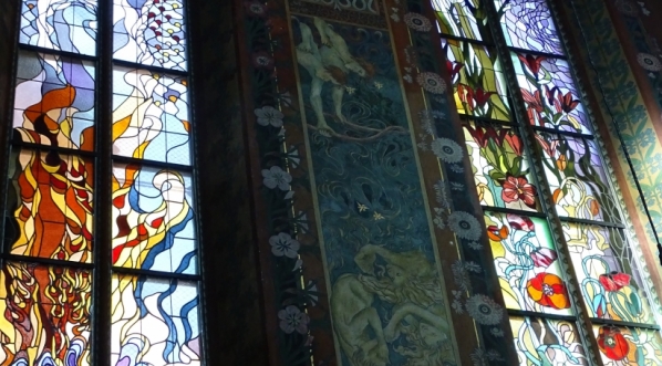  Witraże przedstawiające żywioł Ognia w prezbiterium kościoła św. Franciszka z Asyżu w Krakowie.  