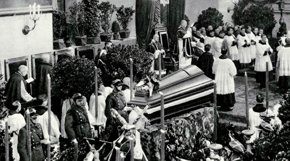  Trumna ze zwłokami śp. ks. biskupa Bandurskiego na katafalku w Bazylice wileńskiej.  