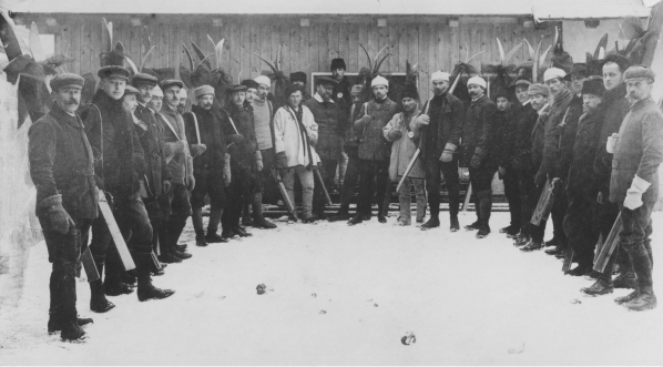  Narciarze zgromadzeni przed pogrzebem kompozytora i taternika Mieczysława Karłowicza w Zakopanem 11.02.1909 r.  