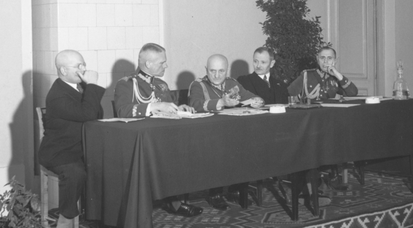  Prezydium walnego zjazd Związku Peowiaków (byłych członków KN3) w Warszawie 15.12.1935 r.  