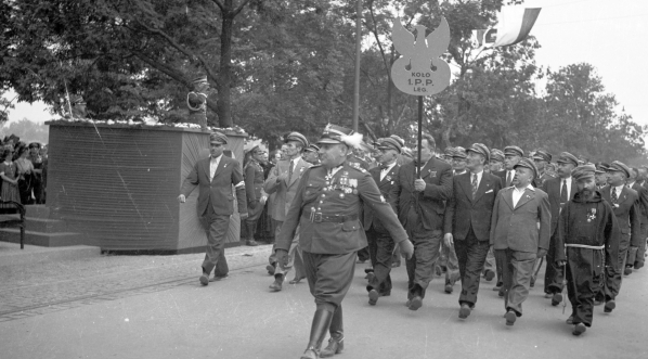  Defilada podczas zjazdu legionistów w Krakowie 6.08.1939 r.  