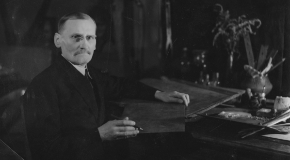  Ignacy Łopieński przy biurku.  