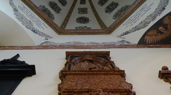  Kaplica Kochanowskich w kościele Podwyższenia Krzyża Świętego w Zwoleniu.  