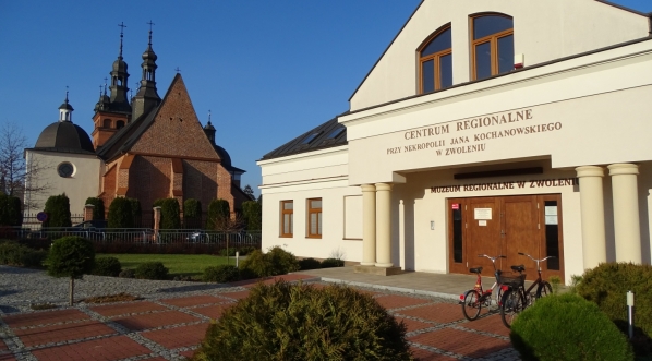  Centrum regionalne przy nekropolii Jana Kochanowskiego w Zwoleniu z widocznym w głębi kościołem  Podwyższenia Krzyża Świętego.  