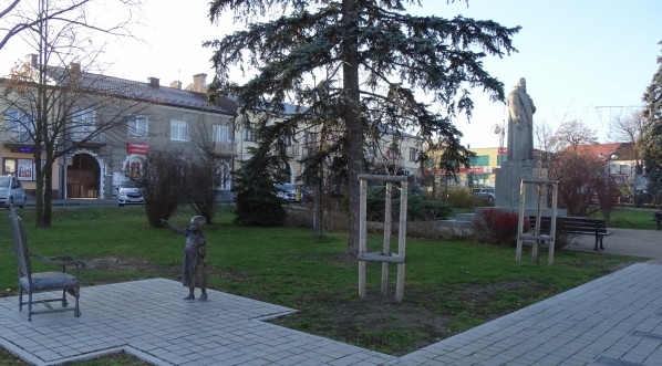  Pomnik Jana Kochanowskiego w centrum Zwolenia.  