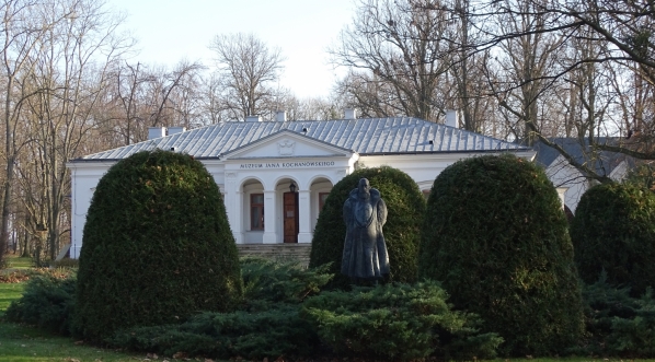  Muzeum Jana Kochanowskiego z ustawionym przed nim pomnikiem poety.  