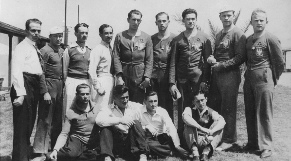  Grupa polskich sportowców w wiosce olimpijskiej w Baldwin Hills podczas Letnich Igrzysk Olimpijskich w Los Angeles w 1932 r.  