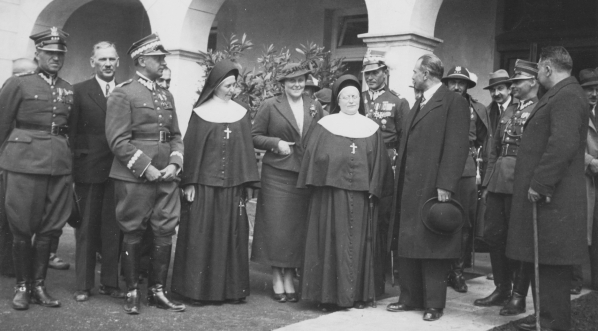  Siostry z klasztoru SS. Nazaretanek w Komańczy w otoczeniu gości.  