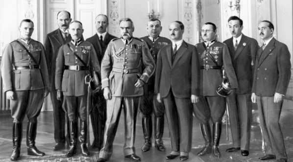  Wręczenie marszałkowi Polski Józefowi Piłsudskiemu odznaki pułkowej przez delegację byłych pułków II Brygady Legionów Polskich 22.02.1932 r.  