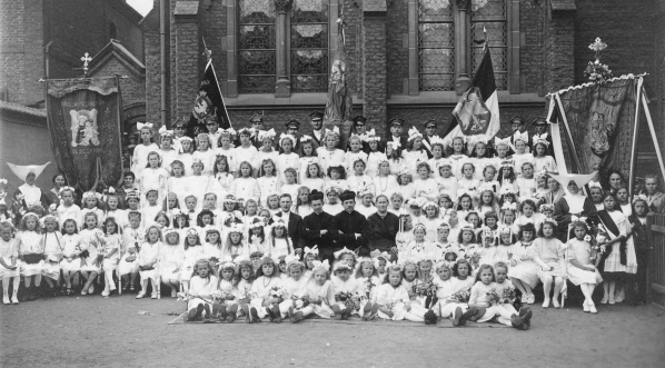  Uroczystość I Komunii Świętej dla polskich dzieci w Bruay.  